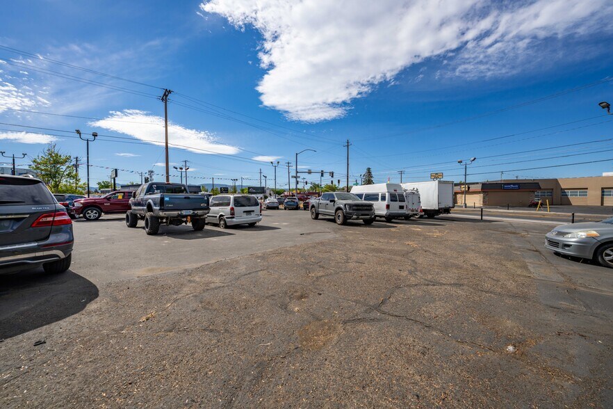 More Photos Of 348 N Riverside Ave, Medford Auto Repair For Lease