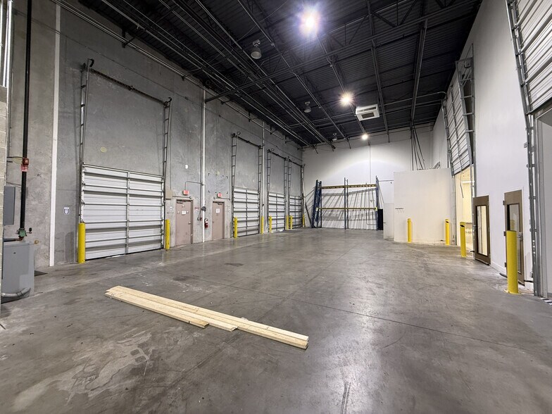 More Photos Of 7245 16th St E, Sarasota Warehouse For Lease