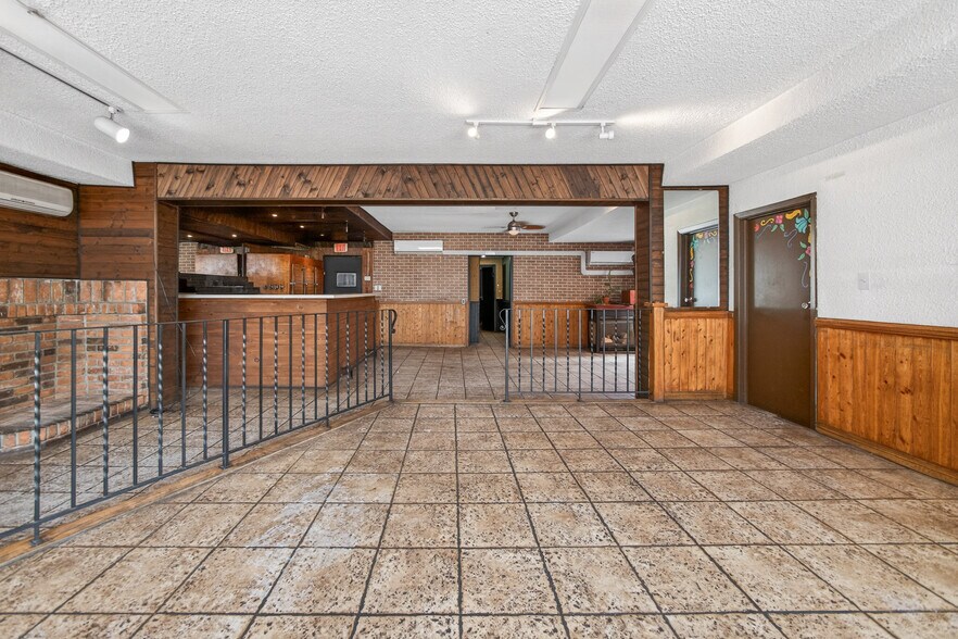 More Photos Of 277 Queen St S, Mississauga Storefront Retail Residential For Lease