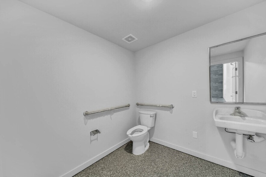 More Photos Of 861 NE Industrial Blvd, Jensen Beach Warehouse For Lease