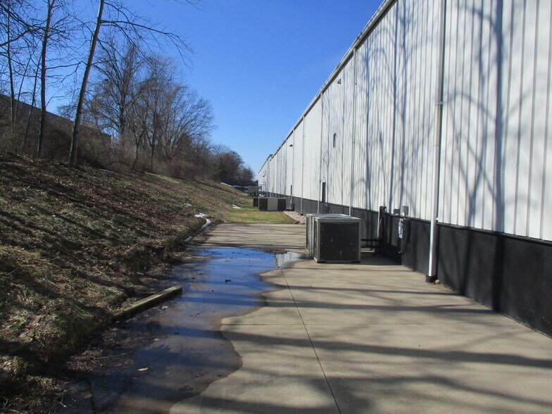 More Photos Of 2925 Walkent Ct, Grand Rapids Distribution For Lease