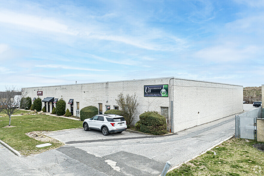 Primary Photo Of 49 E Industry Ct, Deer Park Warehouse For Lease