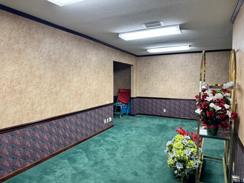 More Photos Of 151 SE Lakeshore Dr, Madison Medical For Sale