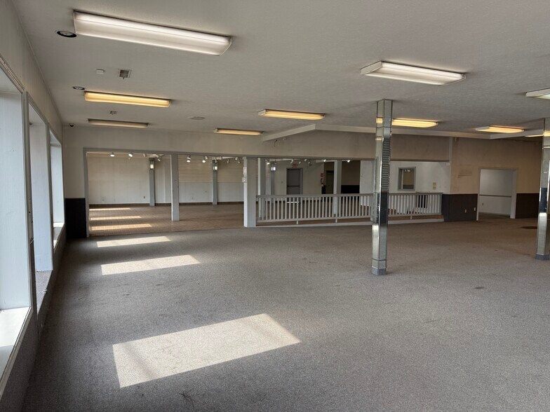 More Photos Of 327 Ashland Rd, Mansfield Showroom For Lease