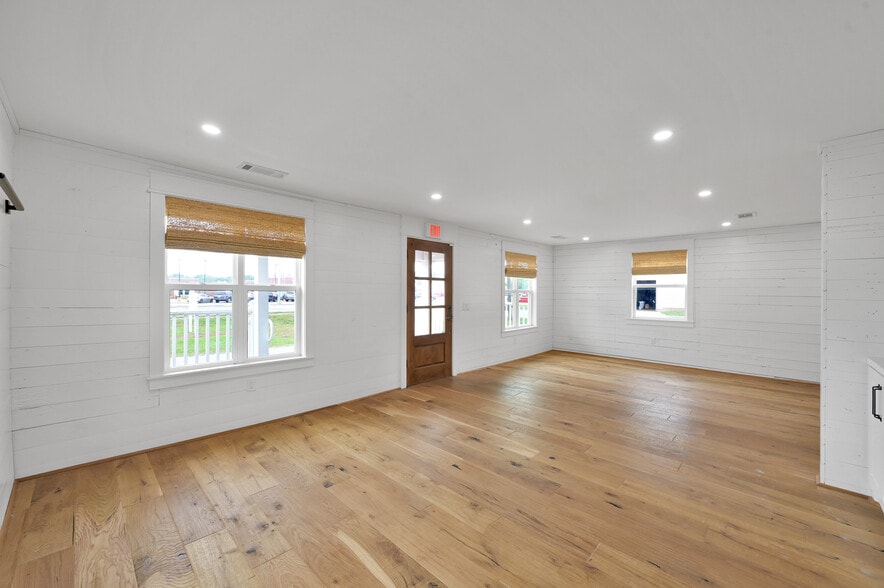 More Photos Of 724 W Main St, Tomball Storefront Retail Office For Sale