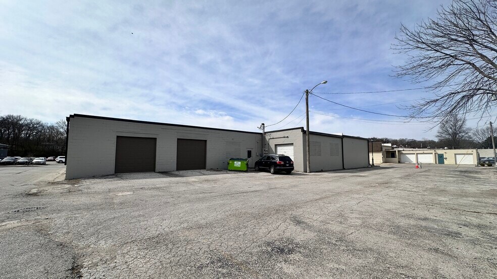 More Photos Of 5805-5809 Merriam Dr, Merriam Showroom For Lease