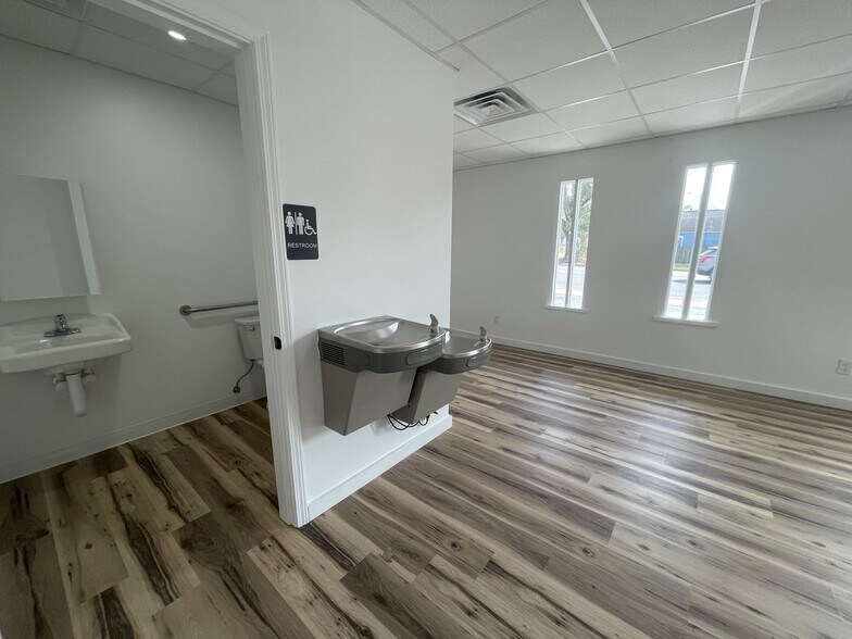 More Photos Of 400 W Cervantes St, Pensacola Flex For Lease