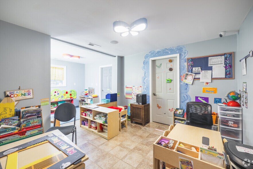 More Photos Of 24 Sycamore Ave, Charleston General Retail For Sale