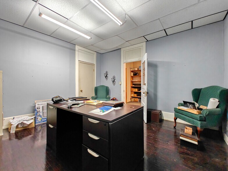 More Photos Of 121 N Poplar St, Paris Storefront Retail Residential For Lease