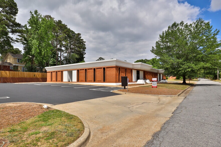 More Photos Of 2013 Devonshire Dr, Columbus Office For Lease