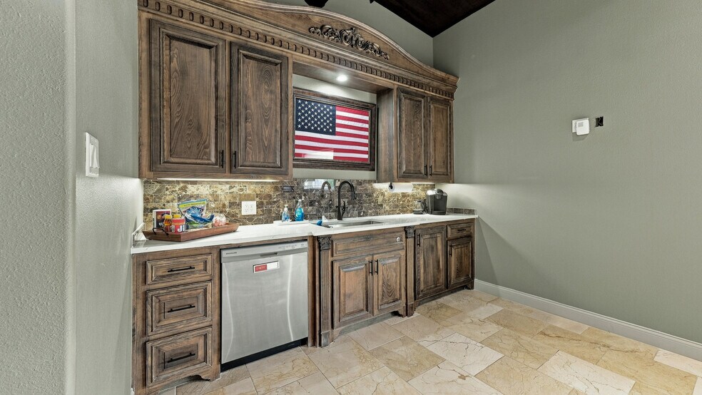 More Photos Of 207 Eastridge Rd, Granbury General Retail For Sale