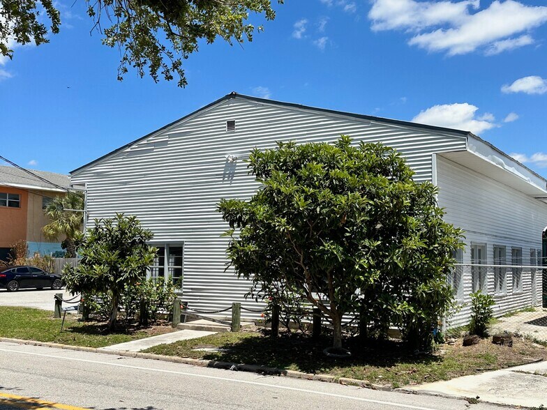 More Photos Of 1236 Central Ave, Sarasota Warehouse For Lease