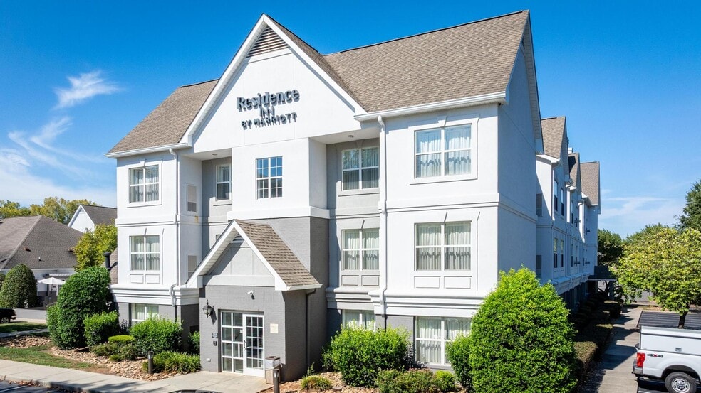 More Photos Of 16830 Kenton Dr, Cornelius Hotel For Sale