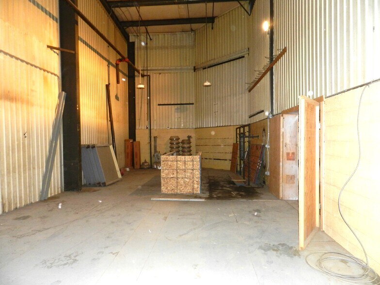 More Photos Of 2520 N River Rd, Olathe Warehouse For Lease