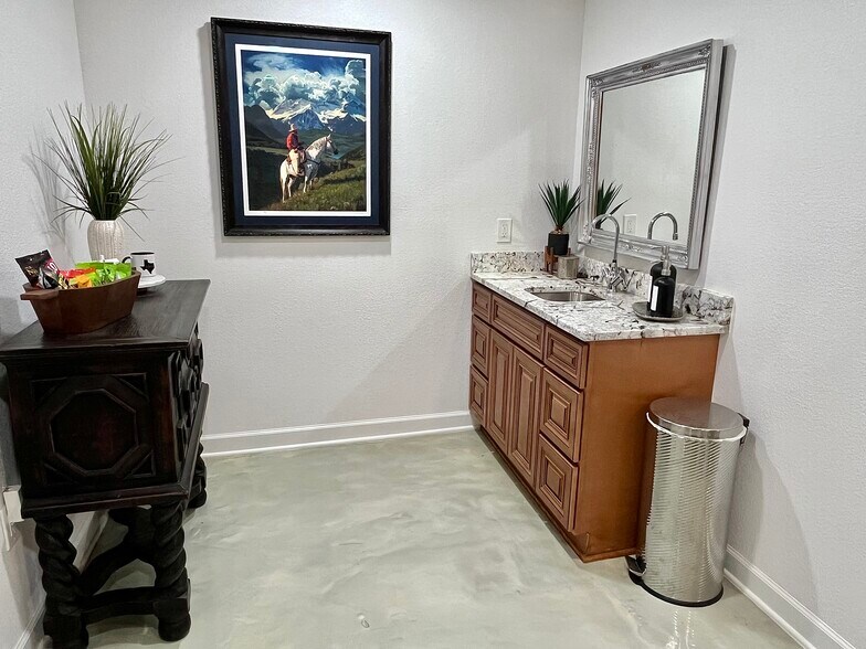 More Photos Of 112 W Wise St, Bowie Office For Sale