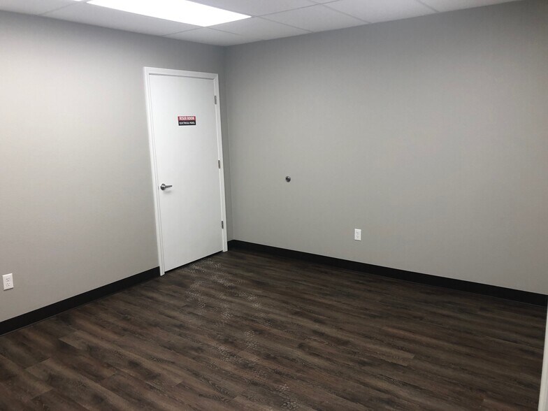 More Photos Of 2207 N 17th St, Rogers Industrial For Lease