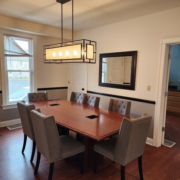 More Photos Of 321 Jefferson St, Algonquin Office Residential For Lease