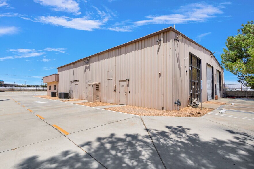 More Photos Of 11768 Mariposa Rd, Hesperia Service For Lease