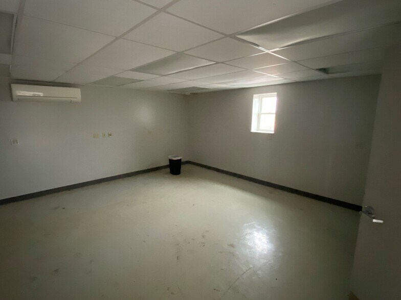 More Photos Of 8550 Ferguson Rd, Beggs Warehouse For Lease