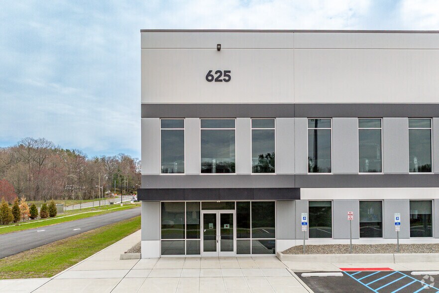 More Photos Of 701-705 Executive Blvd., Valley Cottage Distribution For Lease