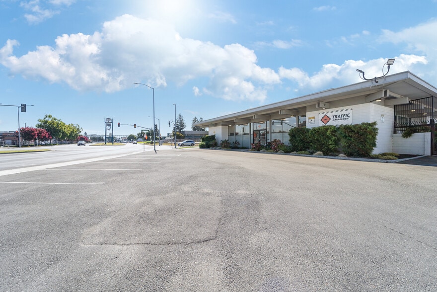 More Photos Of 8399 Edgewater Dr, Oakland Warehouse For Lease