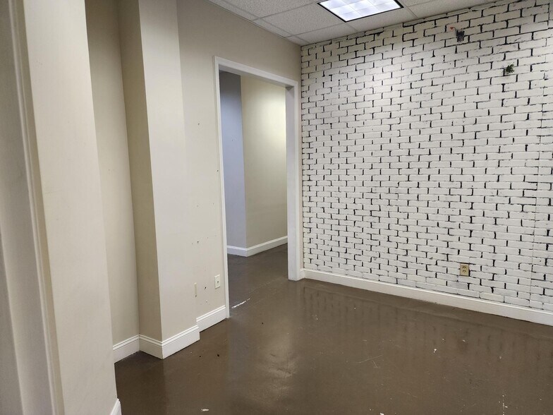 More Photos Of 301 S Collins St, Plant City General Retail For Sale