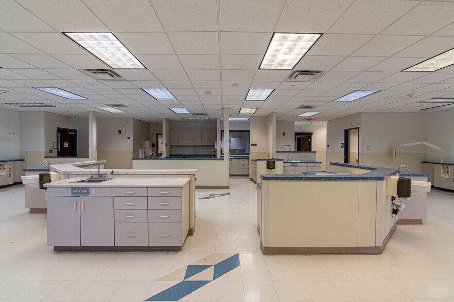 More Photos Of 201 W 5th St, Bonham Medical For Lease