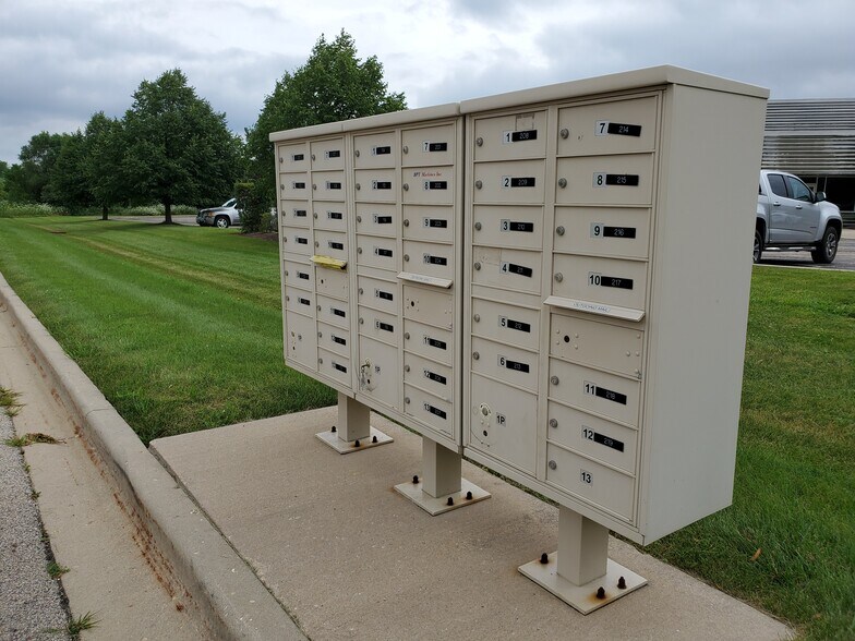 More Photos Of 1330 Crispin Dr, Elgin Warehouse For Lease