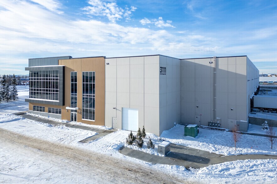 More Photos Of 3111 27 St NE, Calgary Distribution For Sale
