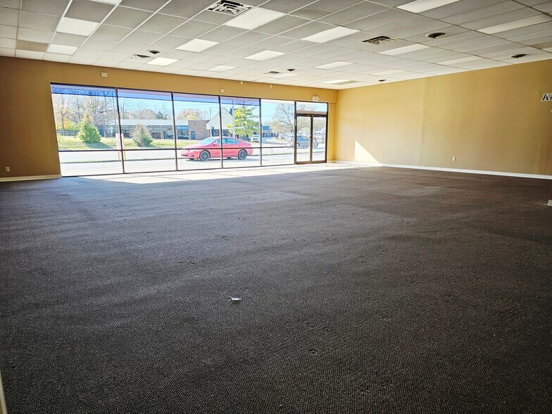 More Photos Of 12401 Shelbyville Rd, Louisville Freestanding For Lease