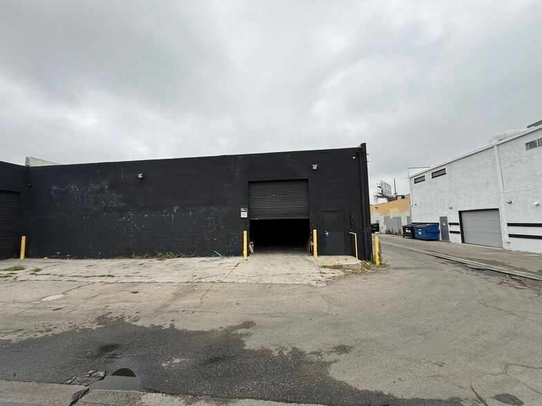 More Photos Of 19316-19320 Londelius St, Northridge Warehouse For Lease