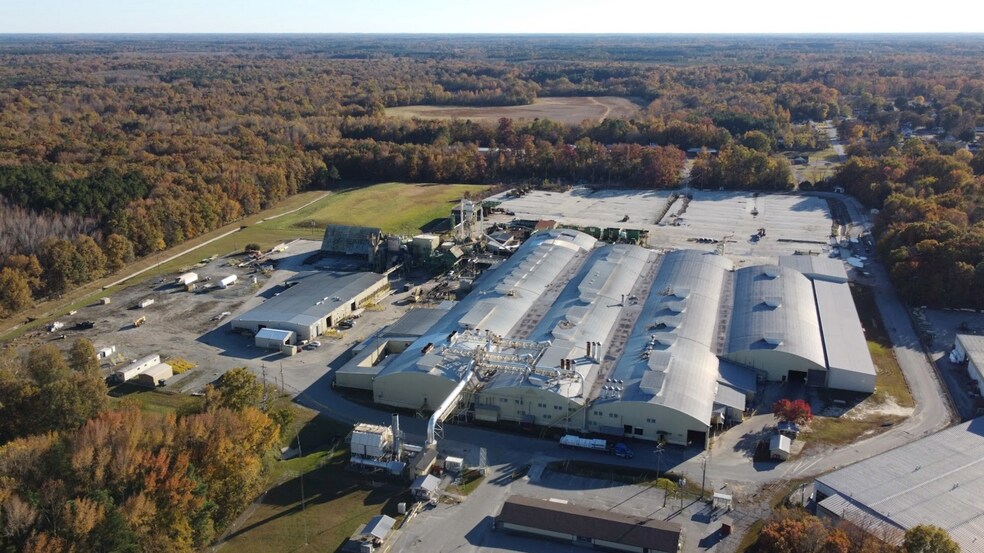 More Photos Of 634 Davis St, Emporia Manufacturing For Lease