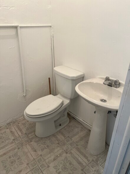 More Photos Of 683 W 26th St, Hialeah Service For Sale