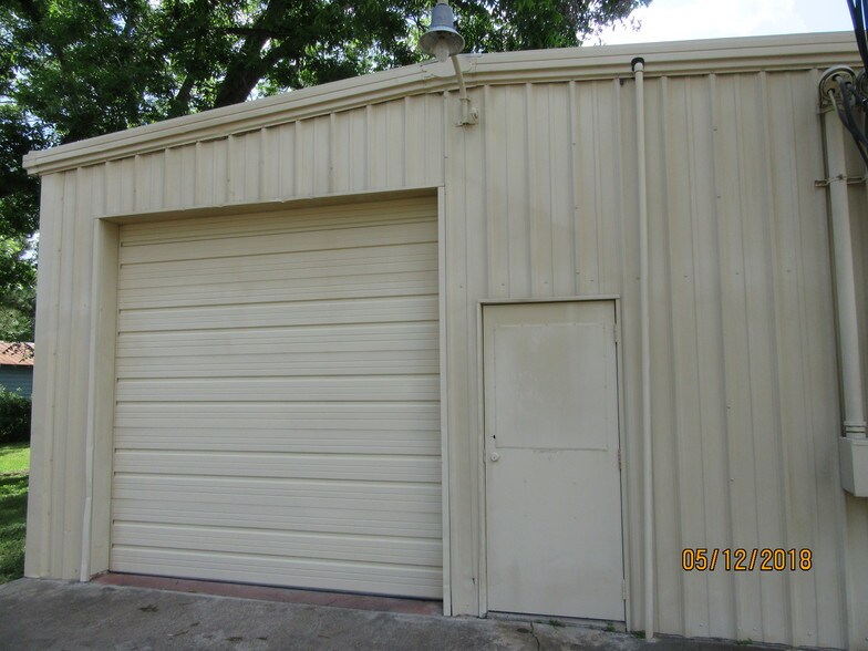 More Photos Of 205 NE Loop 230, Smithville Warehouse For Lease