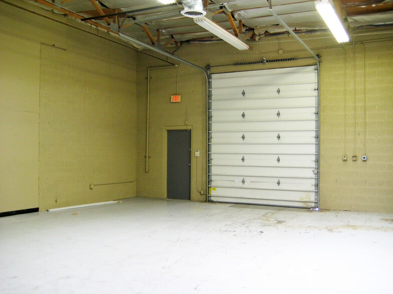 More Photos Of 21617 N 2nd Ave, Phoenix Warehouse For Lease