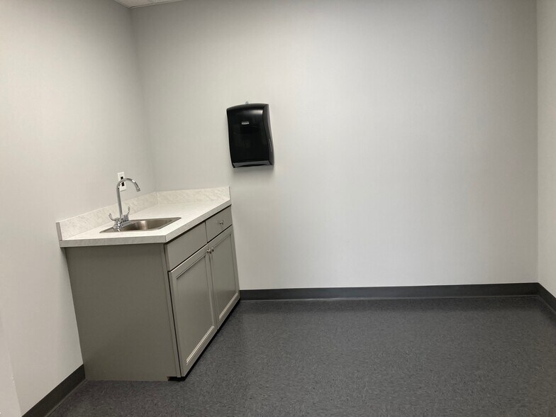 More Photos Of 603 N Broad St, Woodbury Unknown For Lease