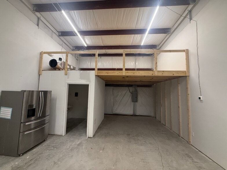 More Photos Of Unit 8, Little River Flex For Lease