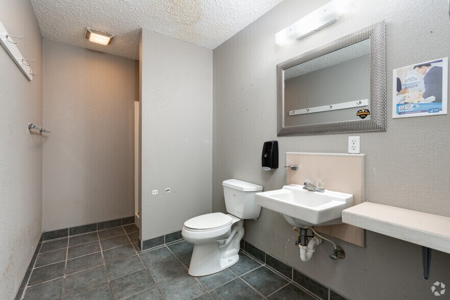 More Photos Of 2333 Delante St, Haltom City Unknown For Lease