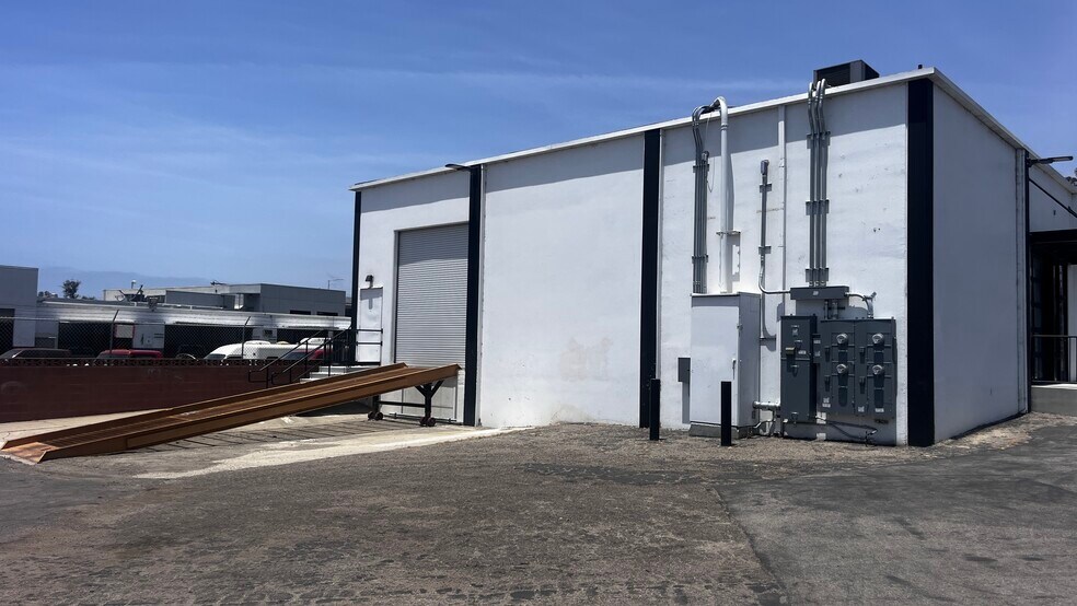 More Photos Of 3860 E Main St, Ventura Freestanding For Lease