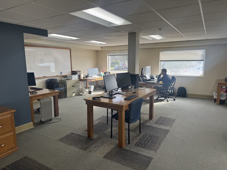 More Photos Of 818 Erwin St, Elkhart Office For Lease