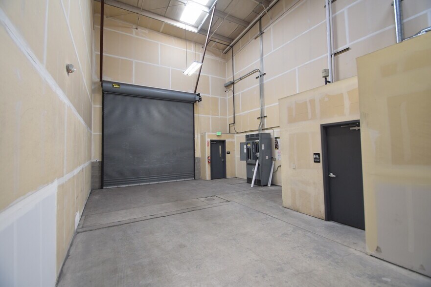 More Photos Of 20495 Murray Rd, Bend Warehouse For Lease