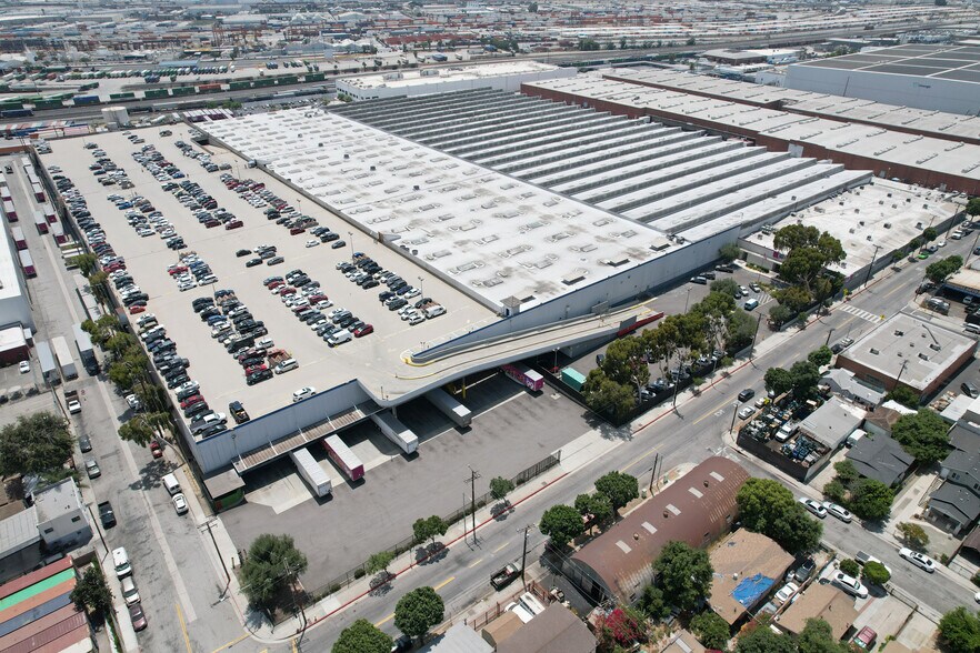 More Photos Of 4000 Union Pacific Ave, Commerce Distribution For Lease