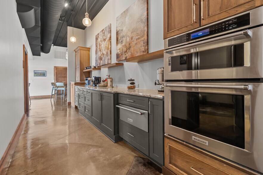 More Photos Of 2492 Crest Dr, Lake Geneva Office For Sale