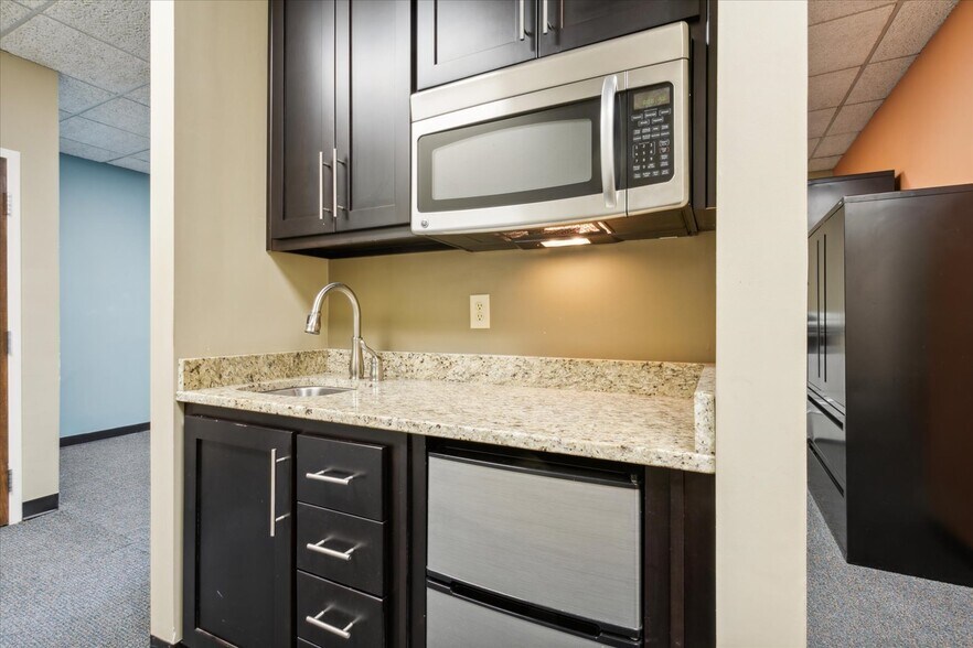 More Photos Of 732 Thimble Shoals Blvd, Newport News Office For Sale