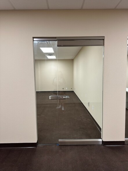 More Photos Of 231 W Main St, Denison Office For Lease