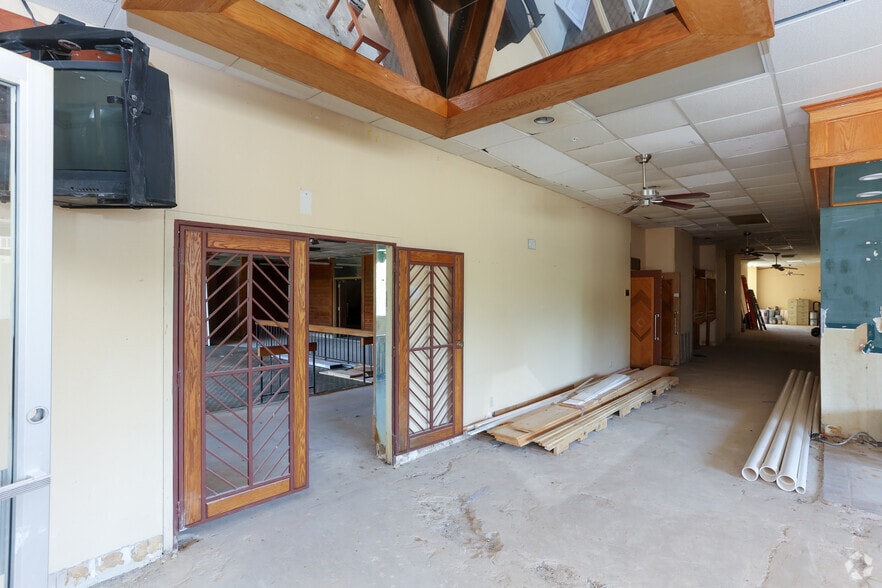 More Photos Of 2050 State Highway 31, Athens Showroom For Lease