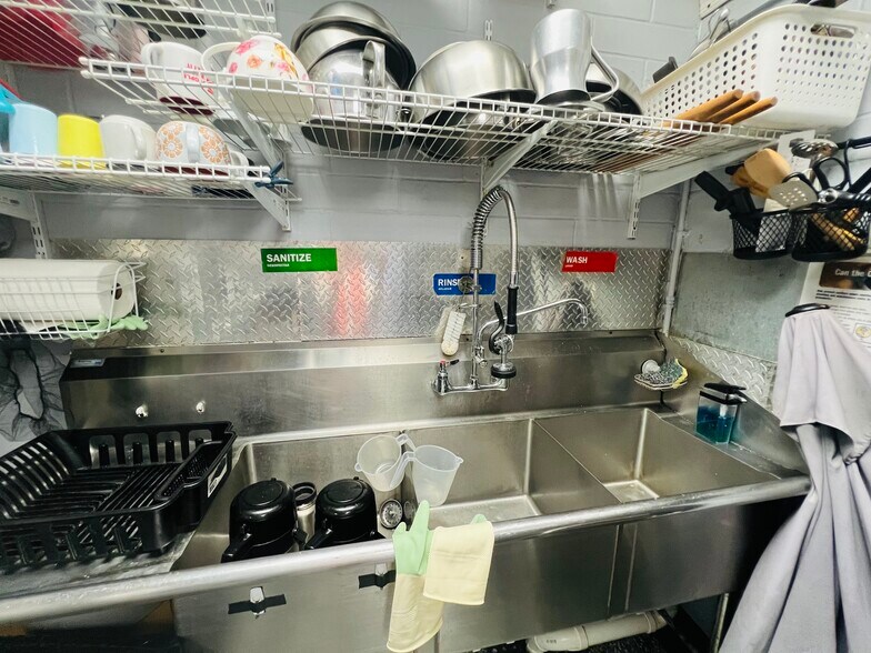 More Photos Of 6661 Bowden Rd, Jacksonville Fast Food For Lease