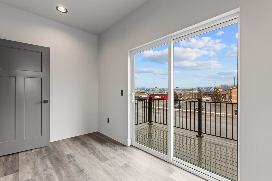 More Photos Of 204 Fletching way, Belgrade Showroom For Sale