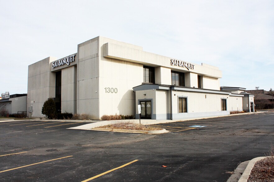 More Photos Of 1300 Irving Park Rd, Streamwood General Retail For Sale