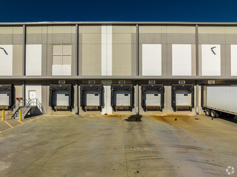 More Photos Of 2085 Avalon Pky, McDonough Distribution For Lease
